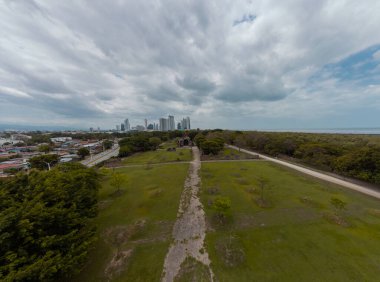 Panama Viejo tarihi şehrinin hava aracı görüntüsü, Panama şehrinin ilk yerleşimi, ana meydan ve evangelino Jimenez kulesi görünür, arka planda gökdelenleri olan büyük panama arka planı.