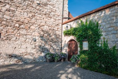 Lasko Kalesi 'nin güzelliği, şehrin üzerinde yükseliyor. Sabahın erken saatlerinde eski kale, görünür ana giriş ve biraz yeşillikle çevrili taş duvarlar..