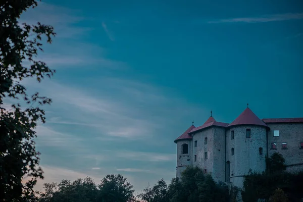 美丽的Zuzemberk城堡在夏夜的阳光下闪烁着光芒 位于Slovenia的Dolenjska地区的一座漂亮的中世纪城堡 等待重建 耸立在Krka河之上 — 图库照片