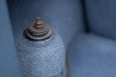 Bir arabanın şok emicisinin tepesindeki inatçı çatlak. Paslanma ve bakımsızlıktan dolayı vidayı sökmek genelde zordur..