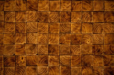 Dikdörtgen ahşap kesikler ya da çatı oluşturan bloklar. Farklı ahşap parçalarından yapılmış güzel ahşap doku..