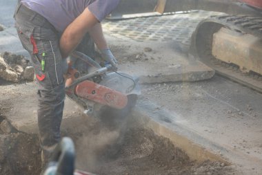 Motorlu asfalt kesici kullanan işçiler ya da asfalt zemini kesmek için yuvarlak bıçaklı testere kullanan işçiler, bir sorunu çözme ya da yenileme süreci olarak kullanılıyor..