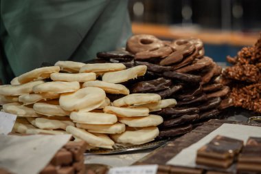 Kahverengi, siyah ve beyaz çikolatayla kaplanmış ananas gibi farklı meyveler. Gösteride nefis bir ikram..