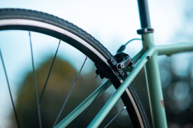Modern bir yol bisikleti üzerinde, yeşil ya da yeşil renkli arka fren kalibreli. Akşamları güzel bir bisiklet, parça ayrıntı..