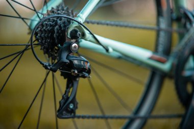 Arka raydan çıkarıcı ya da yeşil ya da mavi renkli modern bir yol bisikleti ile şanzıman. Akşamları güzel bir bisiklet, parça ayrıntı..