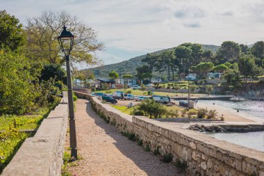 Müşteri ve su köprüsü olan ünlü dar su geçidi. Kanala yakın park yeri ve patikada tek bir fener.
