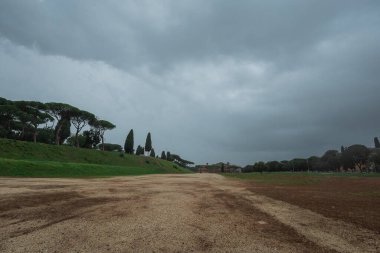 Circo Massimo 'nun güneyinde, Roma' da. Maximus Sirki, Aventine ve Palatine Hills arasındaki antik Roma 'daki en büyük at arabası yarışı stadyumuydu..