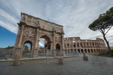 Arco di Constantino ya da Konstantin 'in Antik Roma kemeri, ünlü kolozumun hemen yanında uzanan büyük kemer, sabahın erken saatlerinde güneş doğmak üzereyken.