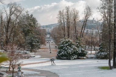 Tivoli kalesinin veya Ljubljana 'daki Podturn' ün altında Jakopic geçidi, kış ayları, Aralık ayı başlarında, biraz güneşli arka planda. Ljubljana şehrine giden güzel bir yol..