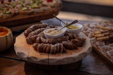Etkinlikte Kranjska klobasa veya sosis, hardal ve diğer baharatlı doğranmış sosis servis ediliyor. Dağlarda servis edilen tipik Sloven yemekleri..