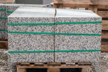 Çakıl taşı desenli beton döşemeler. Bir palette yeşil bir iple birbirine bağlanmış fayanslar.