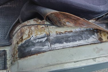 Araba ya da kamyonetin iç çamurluğunu kaynaklıyorum. Pas deliklerini kaynak makinesiyle tamir etmek, kaynak yapmak. Yeni metalle sifonu çekmek için kaynak makineleri. Beşinci adım.