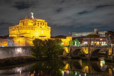 Hadrian 'ın mozolesi Sant Angelo Kalesi' nin akşam nehir manzarası. Burası eskiden Roma 'nın en yüksek binasıydı, şimdi ise tevere nehrinin yanında bir kale..
