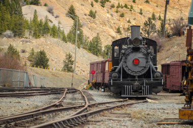 Colorado, ABD 'deki Georgetown ilmek demiryolunun buharlı lokomotifinin ön görüntüsü. Motor bir depoya park edilmiş, dikkat çekmemeye çalışıyor..