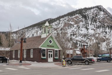 Karlı bir günde, Colorado, Frisco 'da bir müze. Kuzey Amerika 'da kayaların kalbinde resim gibi bir şehir. Biraz trafik görünebilir.