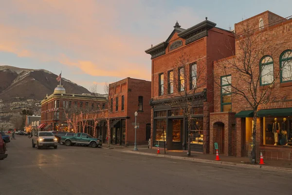 Aspen yolu, Colorado, akşam saatleri. Şehirdeki tipik caddeler kayalıklarda, kırmızı tuğladan evler