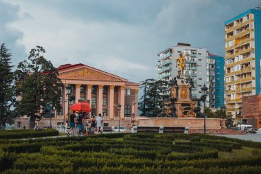 Central Park ya da Georgia 'nın merkezindeki Batumi Meydanı. Farklı renkli binalar ve palmiye ağaçları ile çevrili bir çeşme. Güneşli bir gün