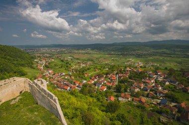 Sokolacka kula ya da Sokolac Kalesi 'nden bir yaz günü Bosna' ya yakın. Bihac 'ın güneyindeki Golubac köyüne yakın..