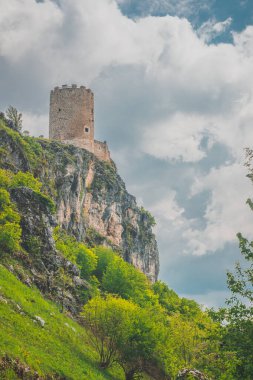 Sokolacka kula ya da Sokolac Kalesi 'ne doğru bak. Bir yaz günü Bosna, Bihac yakınlarında. Bihac 'ın güneyindeki Golubac köyüne yakın, görünür ana kule..