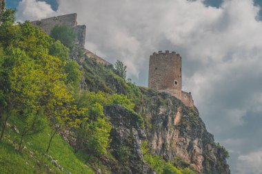 Sokolacka kula ya da Sokolac Kalesi 'ne doğru bak. Bir yaz günü Bosna, Bihac yakınlarında. Bihac 'ın güneyindeki Golubac köyüne yakın, görünür ana kule..