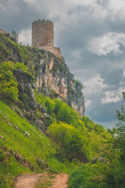 Sokolacka kula ya da Sokolac Kalesi 'ne doğru bak. Bir yaz günü Bosna, Bihac yakınlarında. Bihac 'ın güneyindeki Golubac köyüne yakın, görünür ana kule..