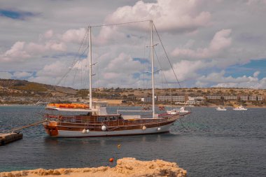 Ghadira, Malta limanına demirlemiş büyük bir ketçap tipi yelkenli. Her iki direk de görünür, ön ana direk ve arka küçük mizana direği..