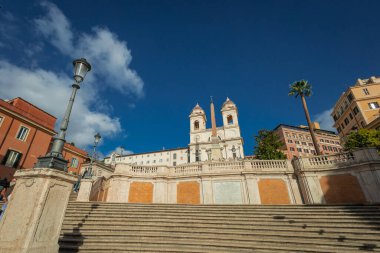Roma 'da güneşli bir günde İspanyol merdivenleri. Roma 'da boş merdivenler, Roma' nın merkezindeki Piazza di spagna 'ya yakın. Mavi gökyüzü ve güneşli hava.