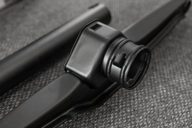 Yeni boyanmış, toz kaplı, eski bir arabanın tork tüpü. Siyah barut kaplı süspansiyon kısmının ayrıntıları, pervane milinin yanında ve diferansiyelden önce.