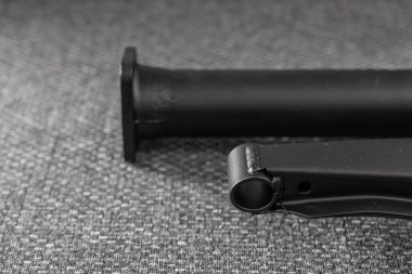 Yeni boyanmış, toz kaplı, eski bir arabanın tork tüpü. Siyah barut kaplı süspansiyon kısmının ayrıntıları, pervane milinin yanında ve diferansiyelden önce.