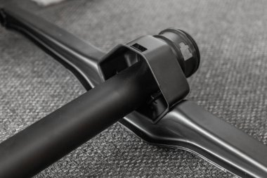 Yeni boyanmış, toz kaplı, eski bir arabanın tork tüpü. Siyah barut kaplı süspansiyon kısmının ayrıntıları, pervane milinin yanında ve diferansiyelden önce.