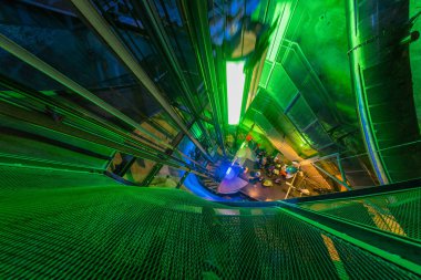 Kamuya açık Schlossberg şatosunun içi, Castle Hill 'in altındaki tüneller, ayrıca büyük bir merdiven ve asansörler de dahil..