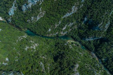 Kanjon unca, Una nehri ve Manastır Rmanj 'daki güzel şelaleleriyle de bilinen Bosna ve Hercegovina' da Martin Brod 'a yakın küçük bir nehirden görüldü.