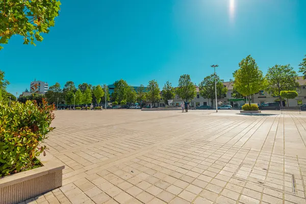 在一个阳光灿烂的日子里 在黑山Niksic市中心的Trg Slobode或自由广场 城市中心被树木和树叶环绕的平坦的空地 图库照片