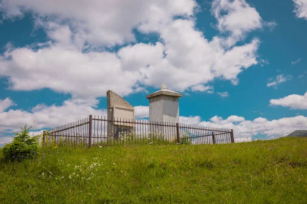 位于黑山和科索沃之间的卡科尔山高原顶上的国王 Kralj 的阿莱克桑德尔纪念碑 被金属栅栏包围的纪念碑 免版税图库照片