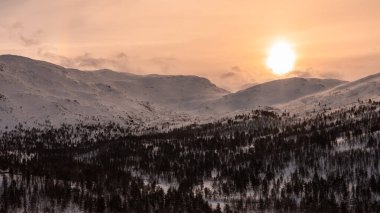 Norveç 'in güneyindeki Mjolfjell Vadisi' nde sabah erken saatlerde, güneş dağların üzerinden yükseliyor, aşağıdaki güzel kış manzarasını gözler önüne seriyor..