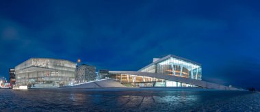 Oslo 'daki Opera binasının destansı panoramik manzarası kışın mavi saatinde. Som Snow görülebiliyor. Yoksa evin ve çevrenin büyülü ışıkları...