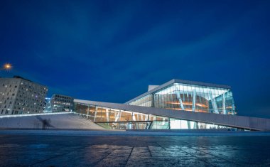 Oslo 'daki Opera binasının destansı manzarası kışın mavi saatinde. Som Snow görülebiliyor. Yoksa evin ve çevrenin büyülü ışıkları...