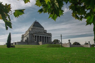 Melbourne 'daki Anma Tapınağı - Avustralya, Victoria, güneşli bir günde bazı bulutlarla. Hatıra Tapınağı 'nın manzarası, merdivenlerden bakıyor..