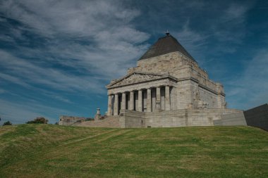 Melbourne 'daki Anma Tapınağı - Avustralya, Victoria, güneşli bir günde bazı bulutlarla. Anı Tapınağı 'nın Manzaralı Görünümü.
