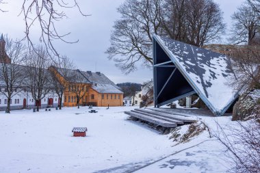 Askerhus kalesinde açık hava tiyatrosu, evlerin arasında kapalı bir çayırda. Kış mevsimi, her yer soğuk kar.
