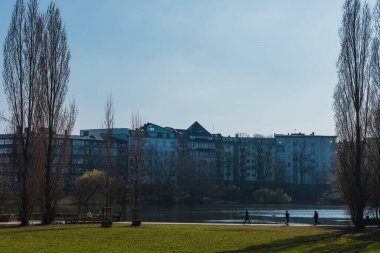 Charlottenburg 'daki Lietzensee Parkı' nın Panorama 'sı, bir bahar günü Berlin' in banliyösü... Görünür yürüyüşçüler ve arka planda evler.