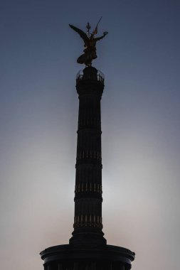 Siegessaule 'nin silueti ya da Berlin' deki hayvan bahçesine yakın bir zafer anıtı. Doğrudan giriş merdiveninden, mavi gökyüzünden ve güneşli bir günden..