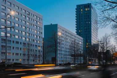 Berlin şehir merkezindeki ana yollardan birinde, ofis binaları ve gökdelenler akşam trafiği saatinde. Berlin 'de trafik vardı..
