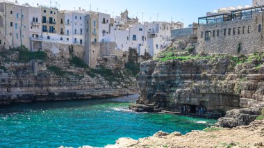 Polignano 'nun yakın panoraması bir kısrak, güneşli bir günde Puglia, İtalya' da güzel bir şehir. Denize görünen kumsal ve yanındaki eski kasaba. Bahar ya da yaz ayarı