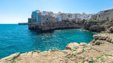 Polignano 'nun geniş manzarası bir kısrak, güneşli bir günde Puglia, İtalya' da güzel bir şehir. Denize görünen kumsal ve yanındaki eski kasaba. Bahar ya da yaz ayarı