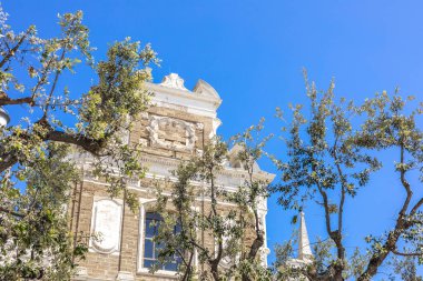 İtalya 'nın Puglia kentindeki Brindisi kentinde sıcak bir yaz gününde kaybedilen askerler için anıtlarla dolu bir kilise cephesi.