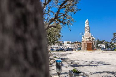 Sıcak bir yaz gününde Brindisi, Puglia, İtalya 'daki Birinci Dünya Savaşı' nda şehit olmuş askerler için anıtlarla dolu bir meydan.
