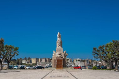 Sıcak bir yaz gününde Brindisi, Puglia, İtalya 'daki Birinci Dünya Savaşı' nda şehit olmuş askerler için anıtlarla dolu bir meydan.