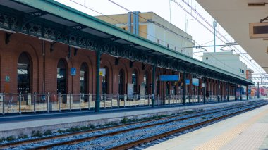 Brindisi Tren İstasyonu 'ndaki halka açık platformlar, Platform ve tren rayları bu oldukça boş tren istasyonunda sabahın erken saatlerinde görülebilir.