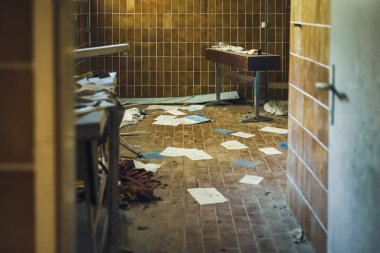 Hırvatlar 'ın kumrovec şehrinde terk edilmiş bir siyasi okulun içinde. Zamanda eski görkemli bina çürüyor, bir zamanlar görkemli olan şimdi unutuldu. Eski Yugoslavya 'daki önemli bir okulun kalıntıları.